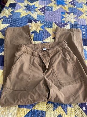 Women’s Old Navy Cargo pants - Brown
#cargo #oldnavy